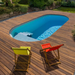 Piscine avec banquette et escalier