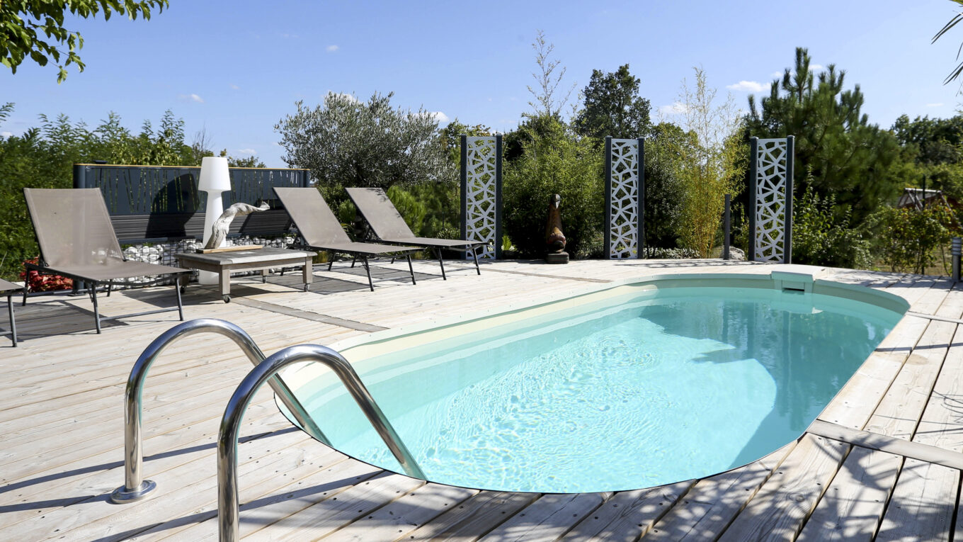 Piscine ovale Olivia avec échelle, liner Toscane et plage en bois
