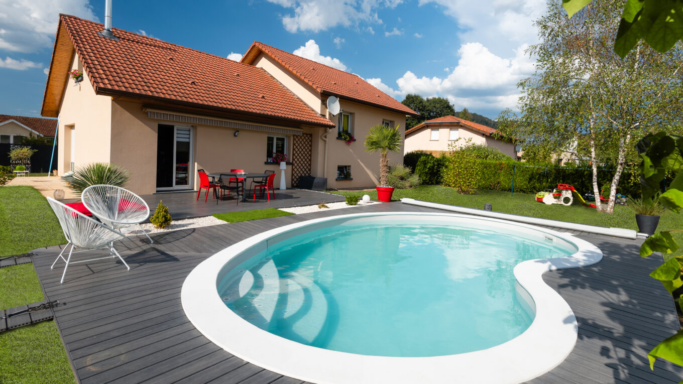 Piscine haricot Sofia avec escalier Enjoy et liner gris