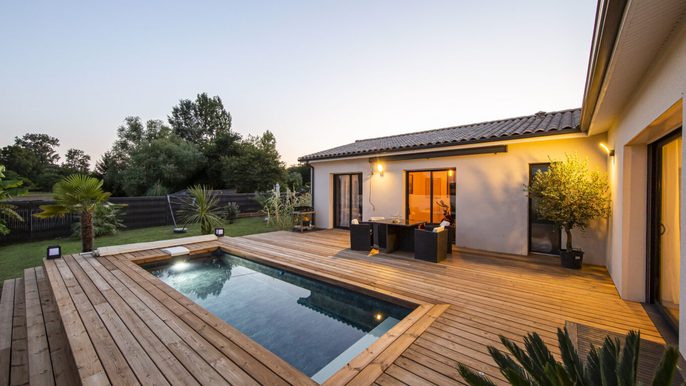 Piscine slim étroite Nina avec liner marbré ardoise et banquette intégrée