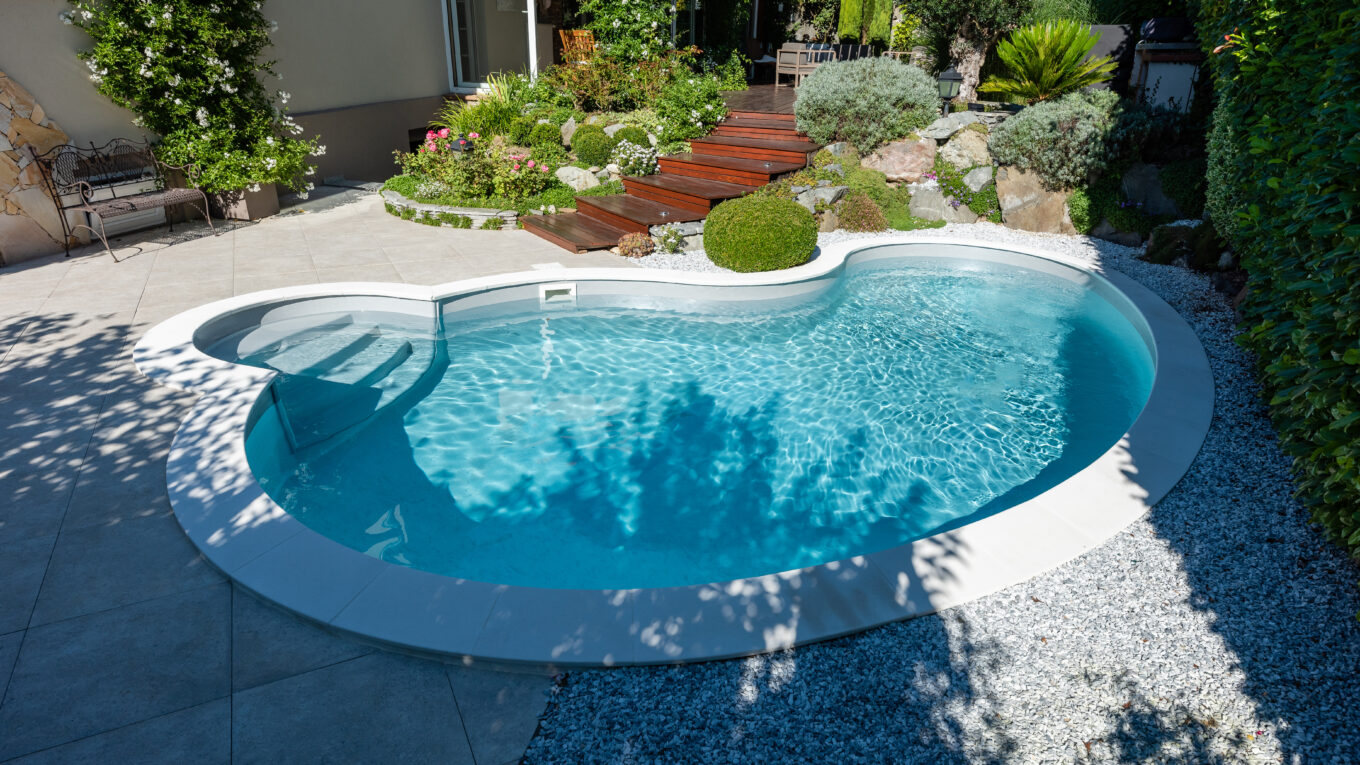 Piscine haricot Céline avec escalier