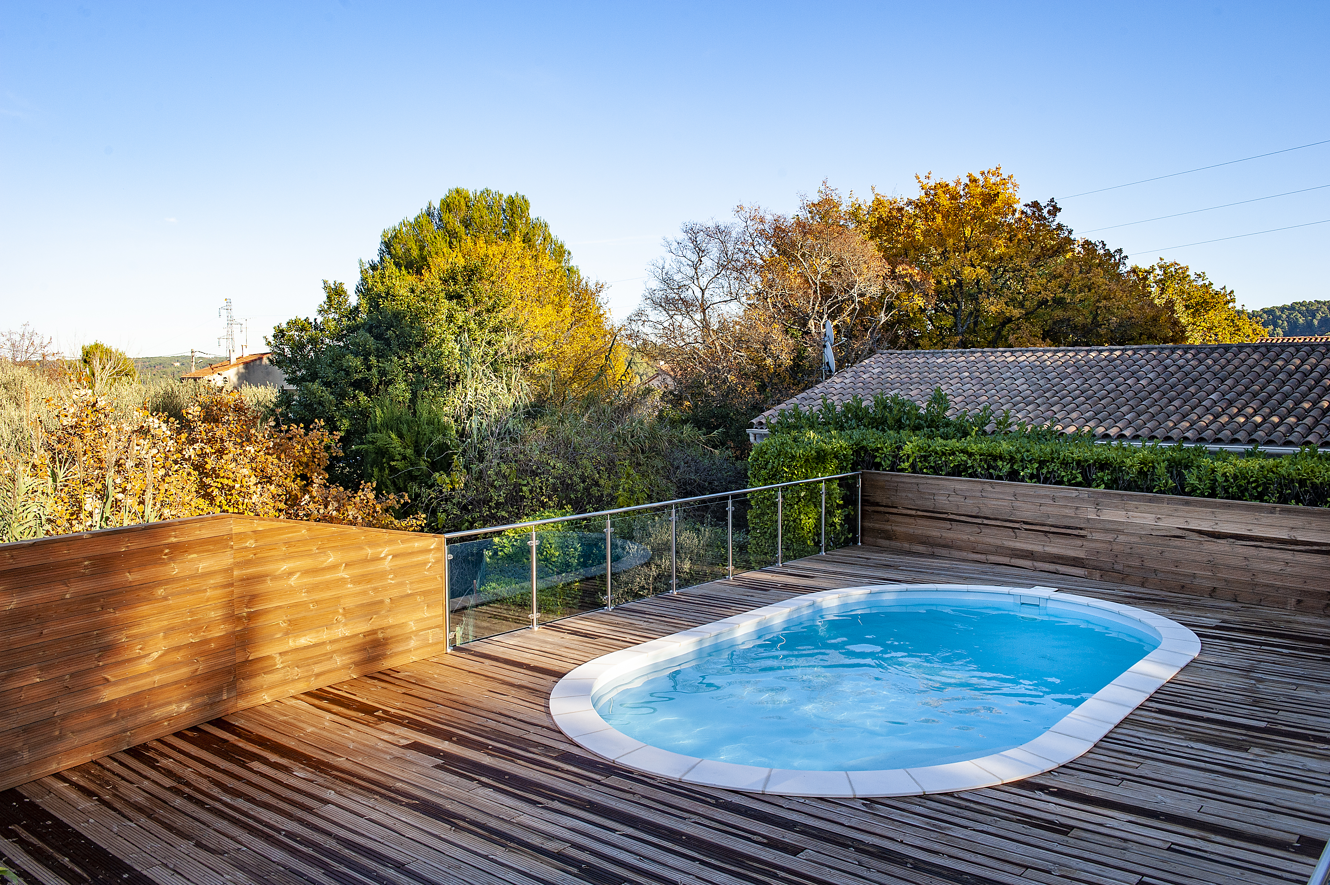 Piscine ovale Elsa avec escalier intégré Enjoy et margelles Mineral