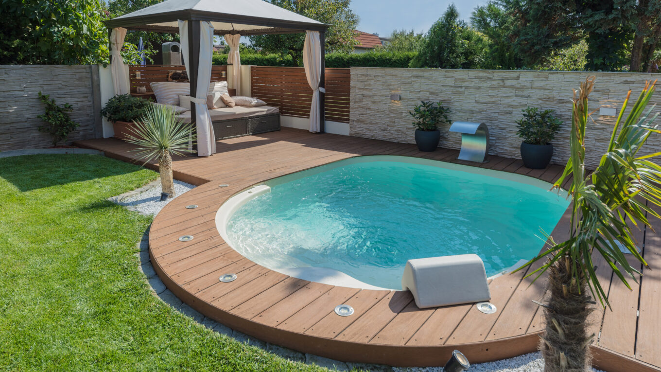 Mini piscine Lola avec escalier intégré Pacio option balnéo