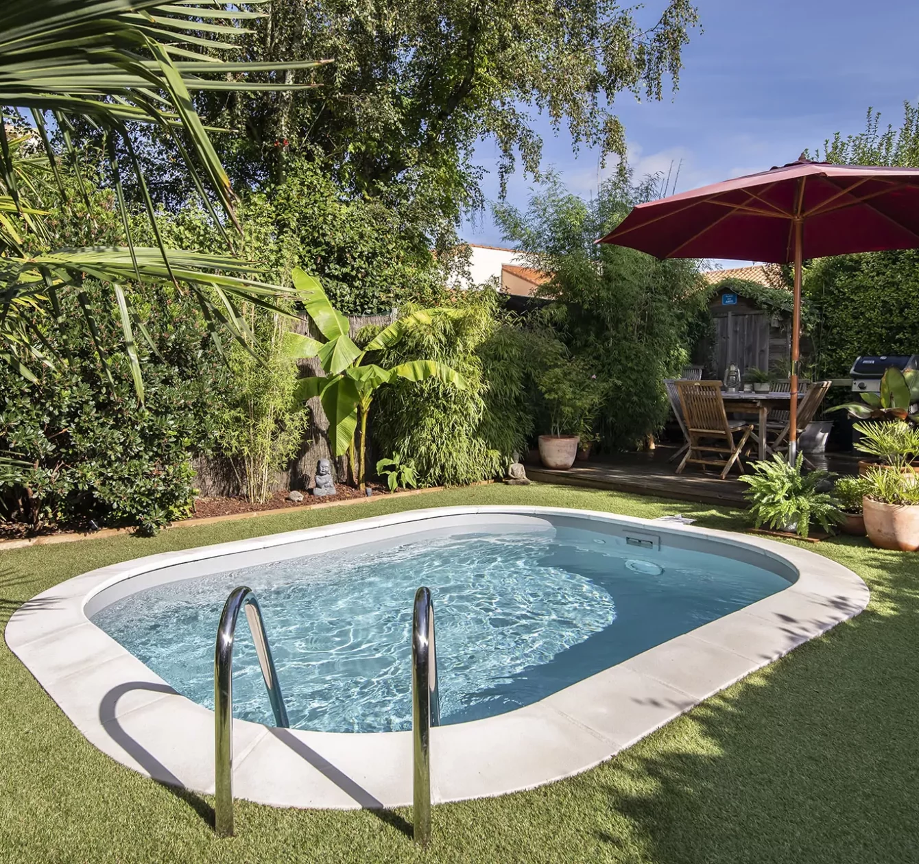 Mini piscine rectangle Barbara avec margelles Mineral et échelle