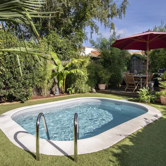 Mini piscine rectangle Barbara avec margelles Mineral et échelle