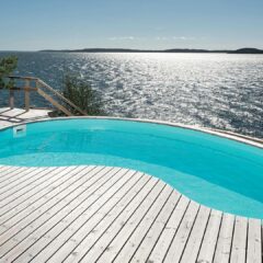 Anlage eines nierenförmigen Pools in schwierigem Gelände mit Meerblick