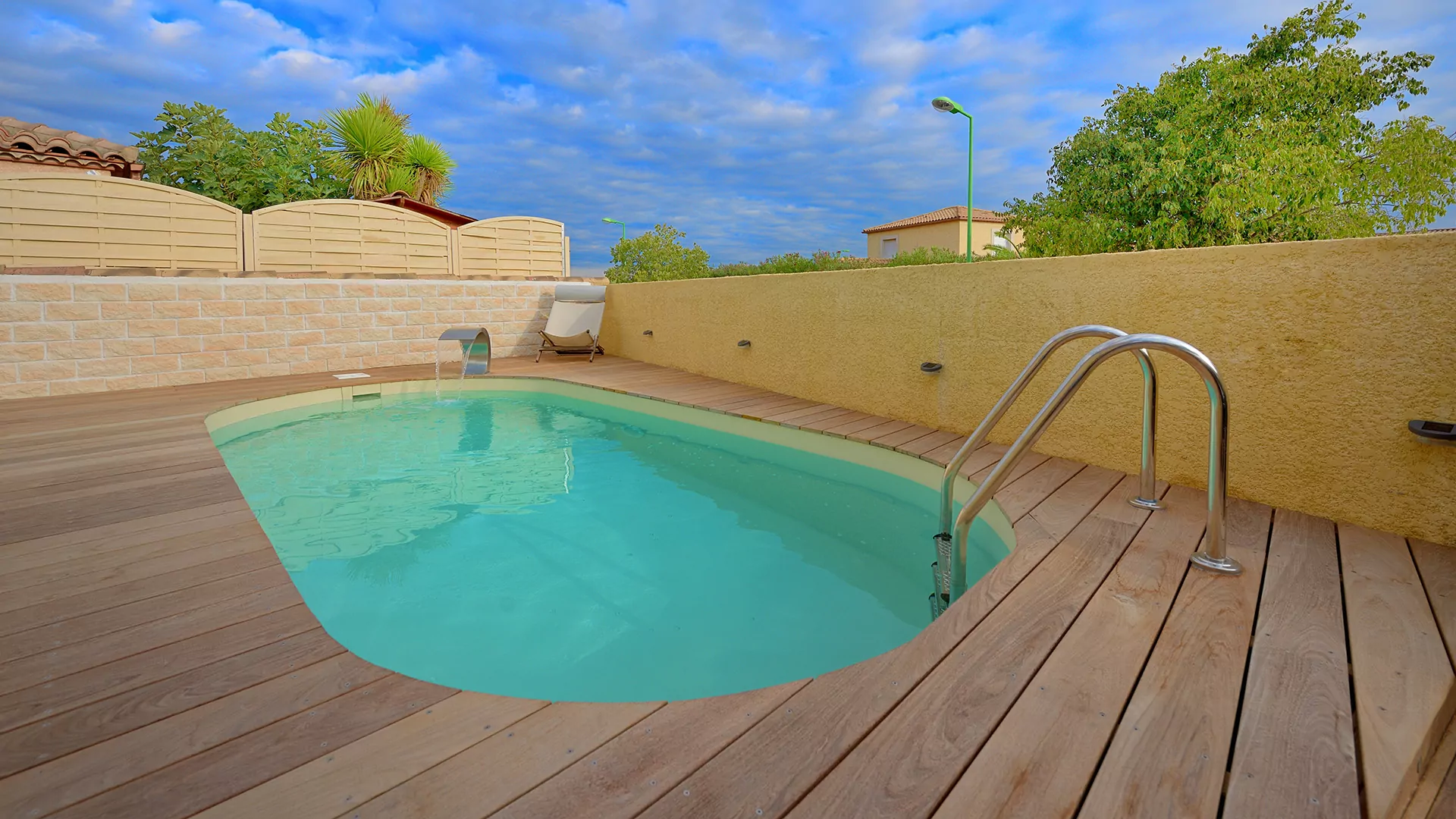 Petite piscine semi enterrée