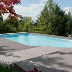 Rechteckiger Swimmingpool mit ausziehbarer Treppe und Strand aus Kompositholz