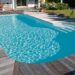 Rechteckiger Swimmingpool mit Treppe und Strand aus Holz