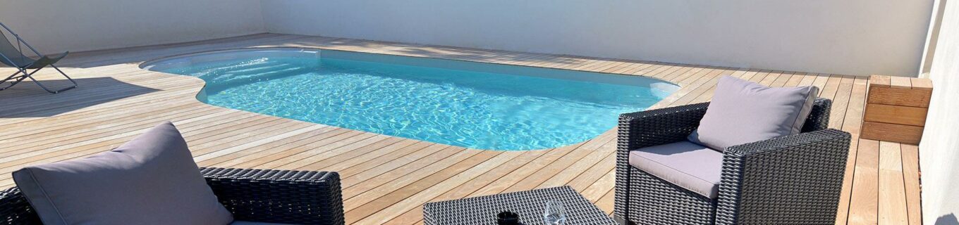 piscine enterrée bords arrondis terrasse bois