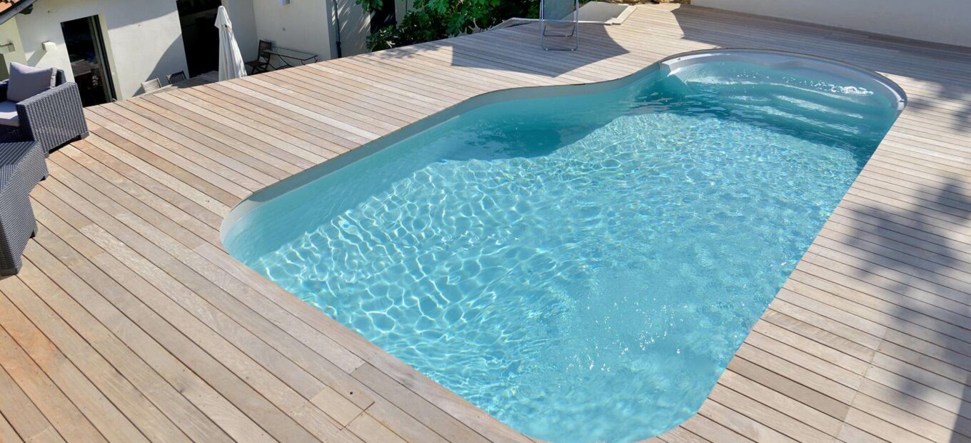 comprar una piscina elevada grande con terraza