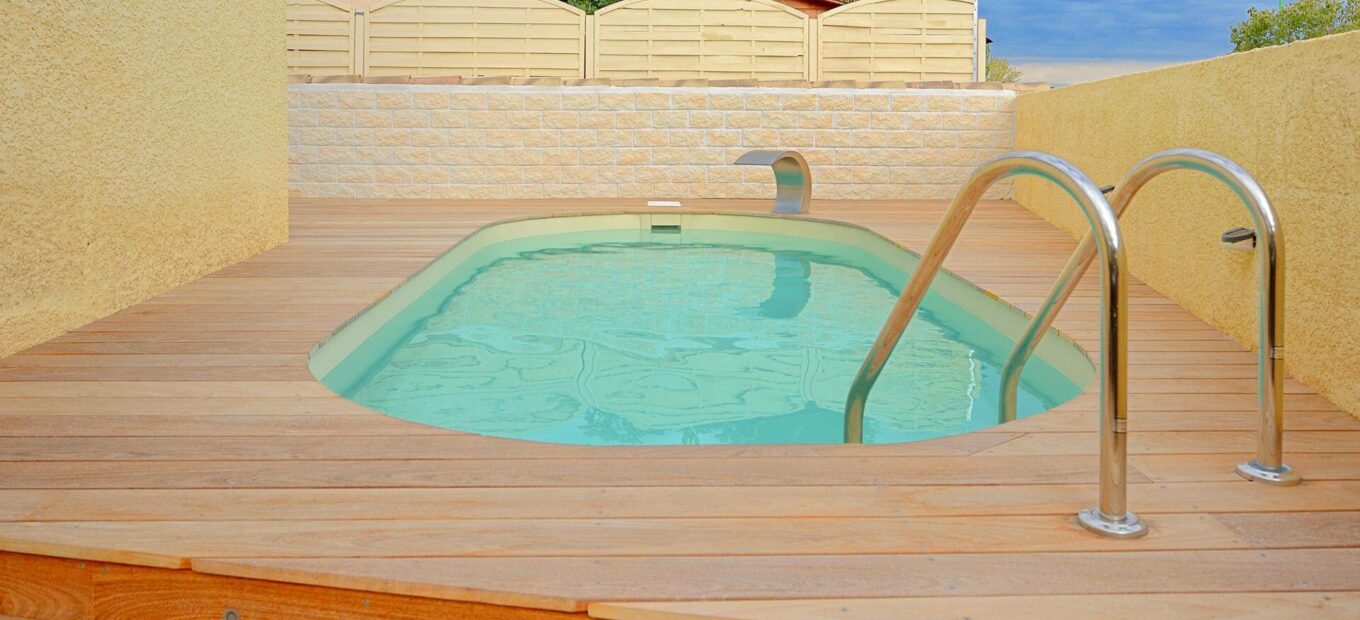 comprar una piscina ovalada pequeña para jardin estrecho