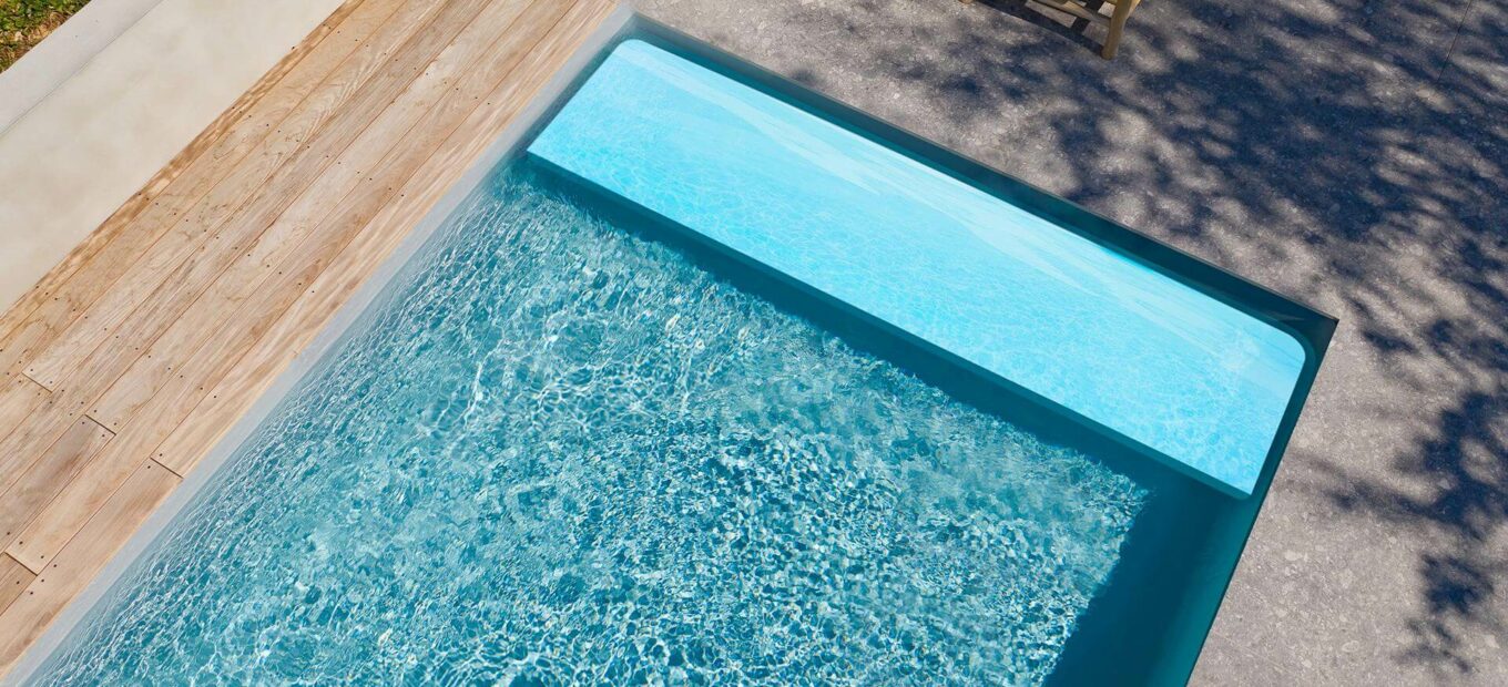 comprar una piscina rectangular con banco sumergido