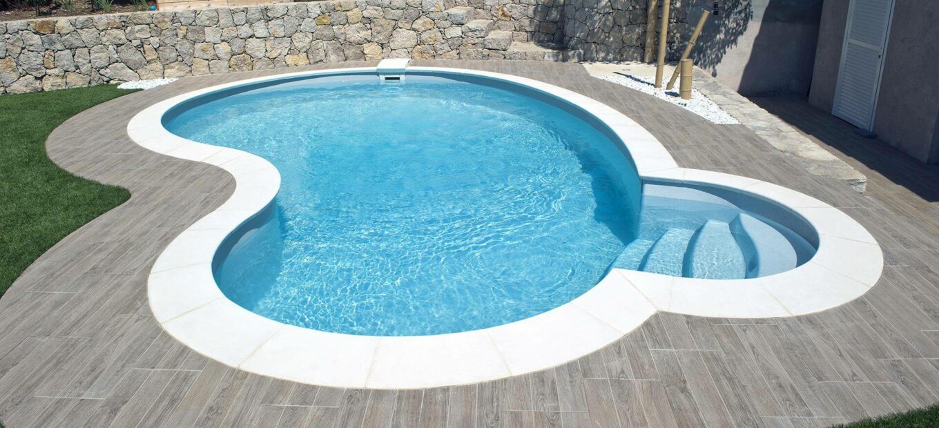 comprar una piscina riñón con escalera exterior