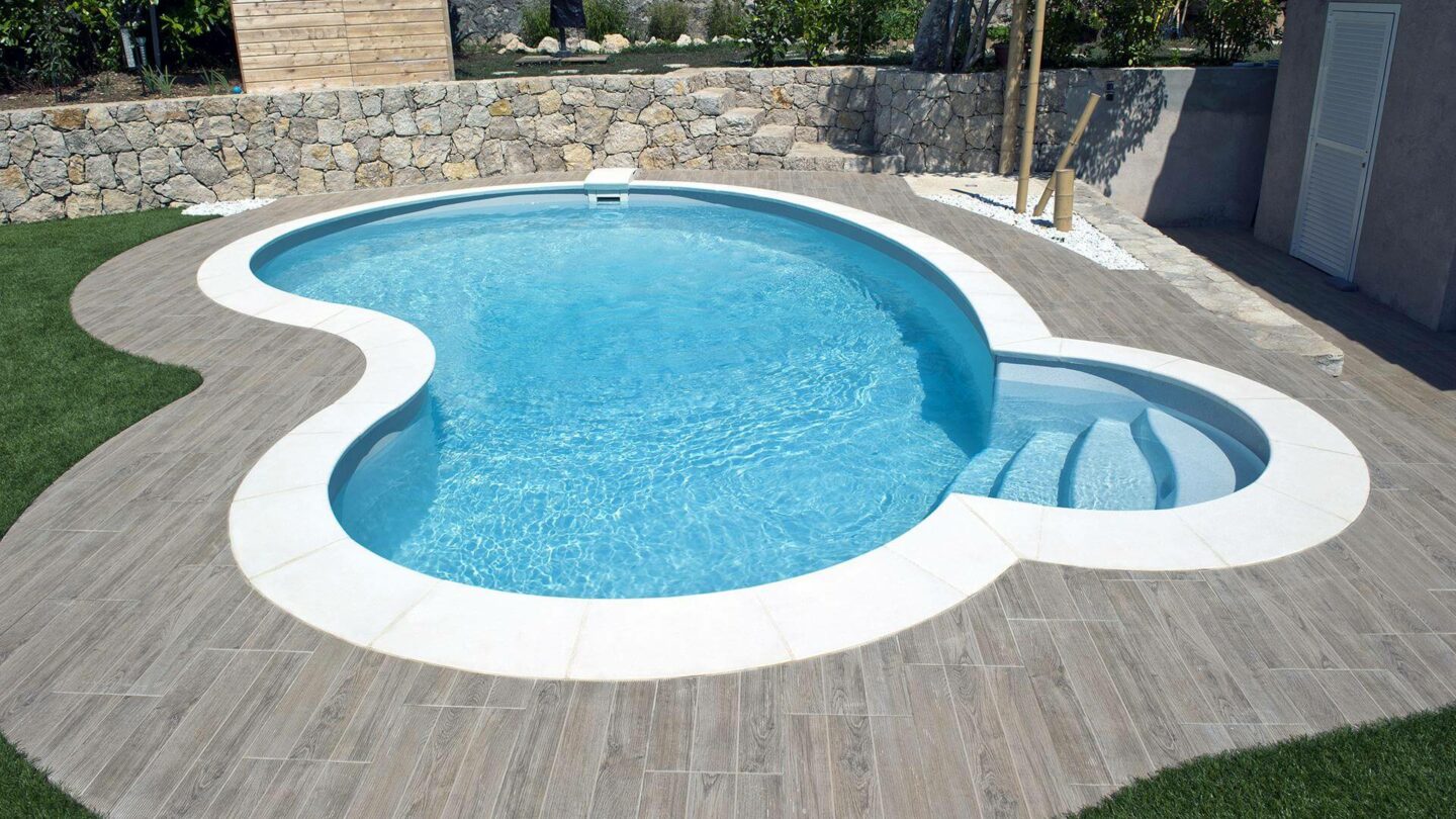 comprar una piscina riñón con escalera exterior