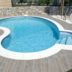 comprar una piscina riñón con escalera exterior