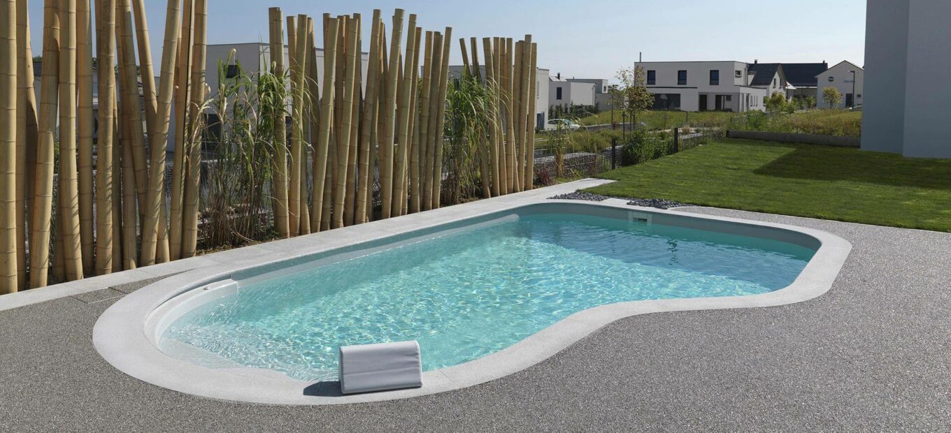 construir una piscina en limite de terreno