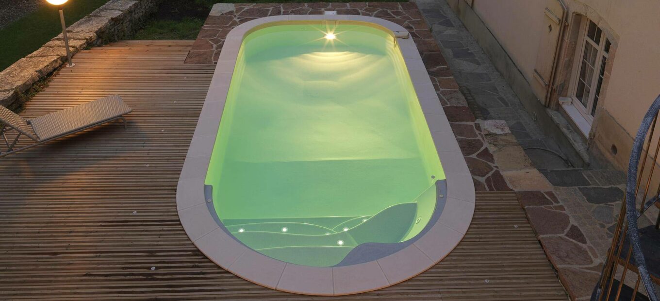 construir una piscina grande en una terraza con iluminación