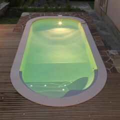 construir una piscina grande en una terraza con iluminación