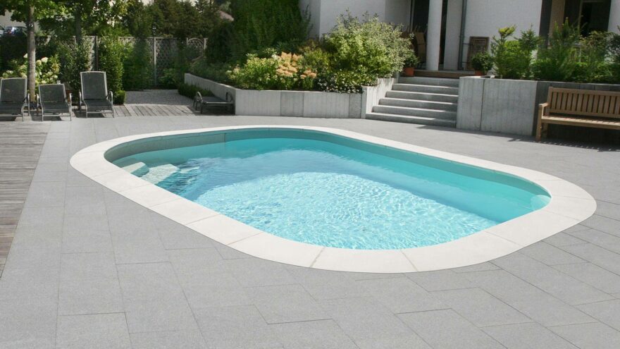 construir una piscina mini en un jardín estrecho