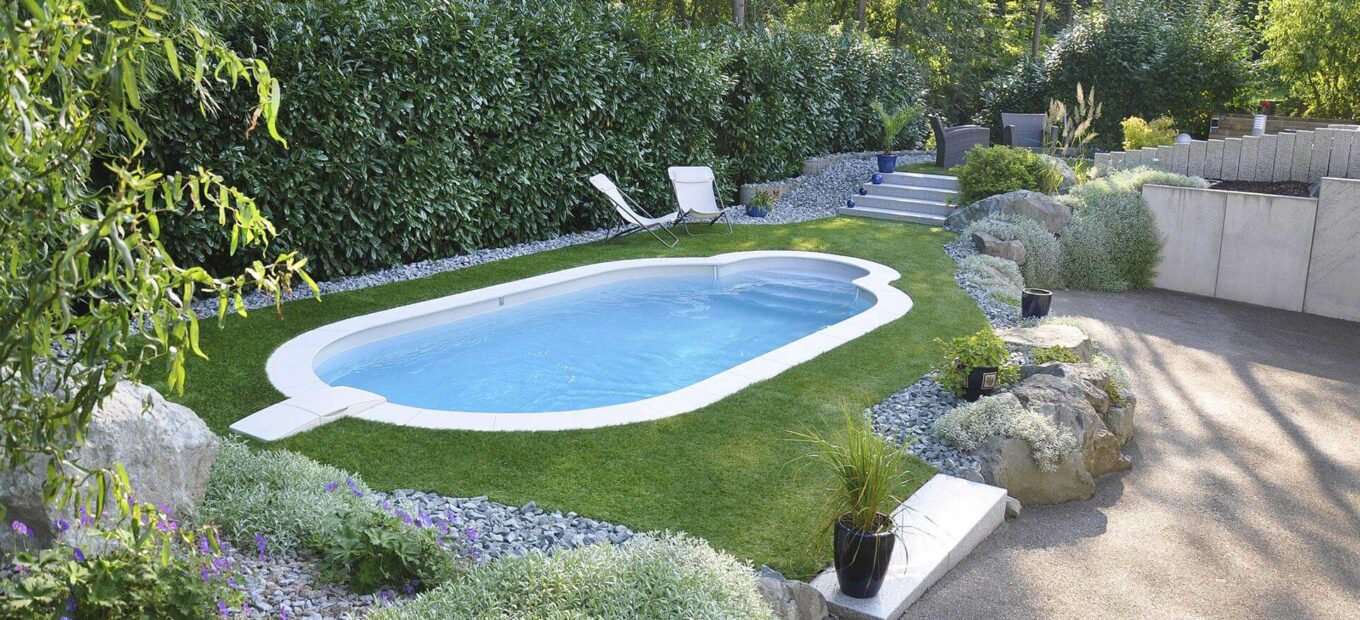 decoración de jardín con una piscina ovalada