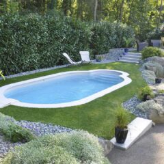 decoración de jardín con una piscina ovalada