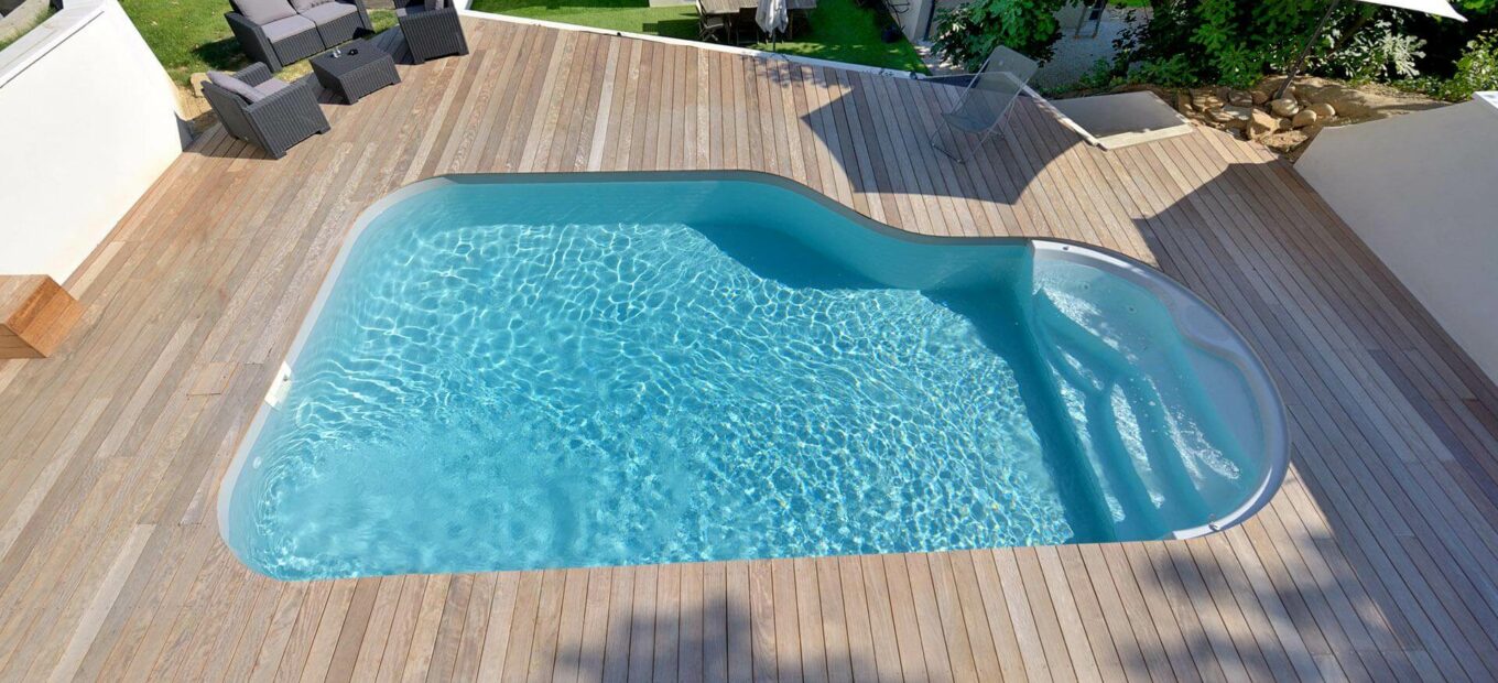decoración de una piscina con terraza
