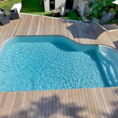 decoración de una piscina con terraza