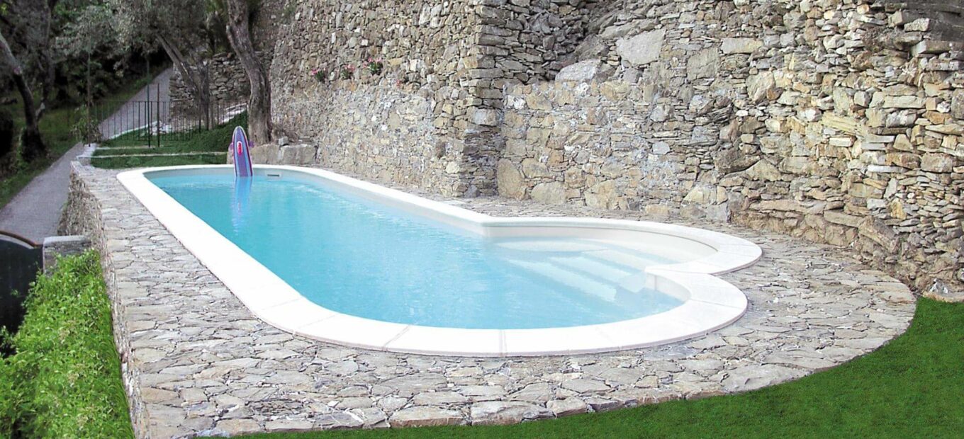 grande piscina con scale