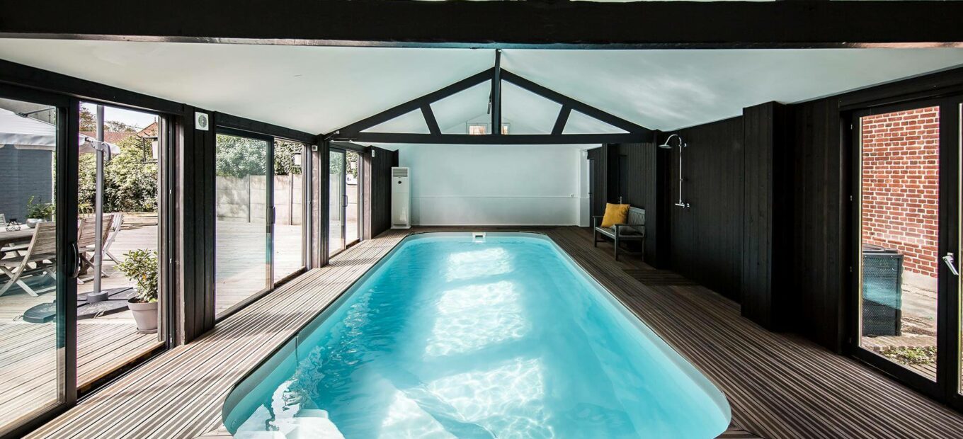 idea de decoración de una piscina rectangular interior