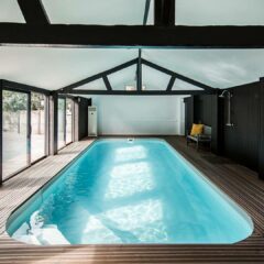 idea de decoración de una piscina rectangular interior