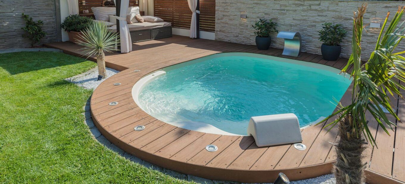 idea de decoración para una piscina pequeña con tarimas de madera