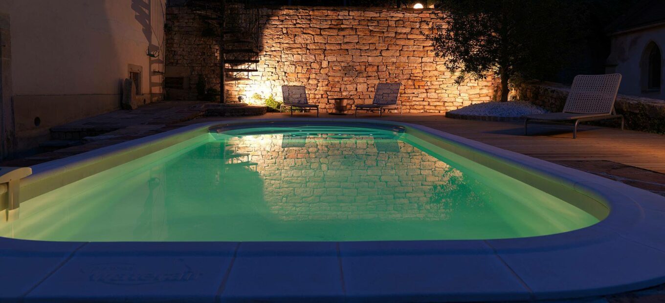 idea de iluminación de noche para una piscina Waterair