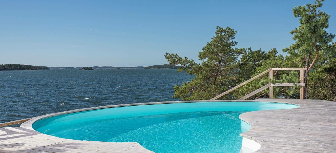 idea de instalacion de una piscina riñón con vista al mar