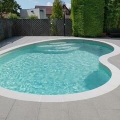 instalación piscina en forma de riñón con brocales