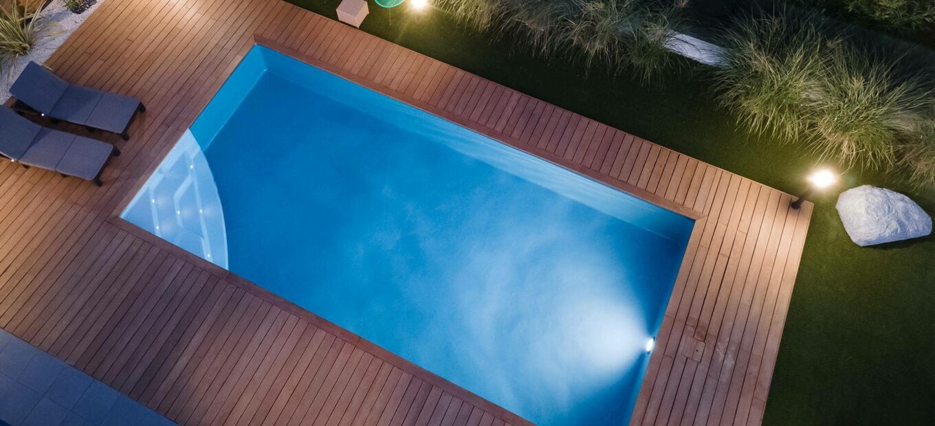 instalar iluminaciones en una piscina rectangular