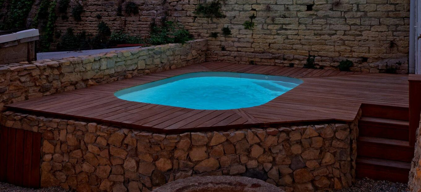 instalar una piscina elevada pequeña con playa de madera