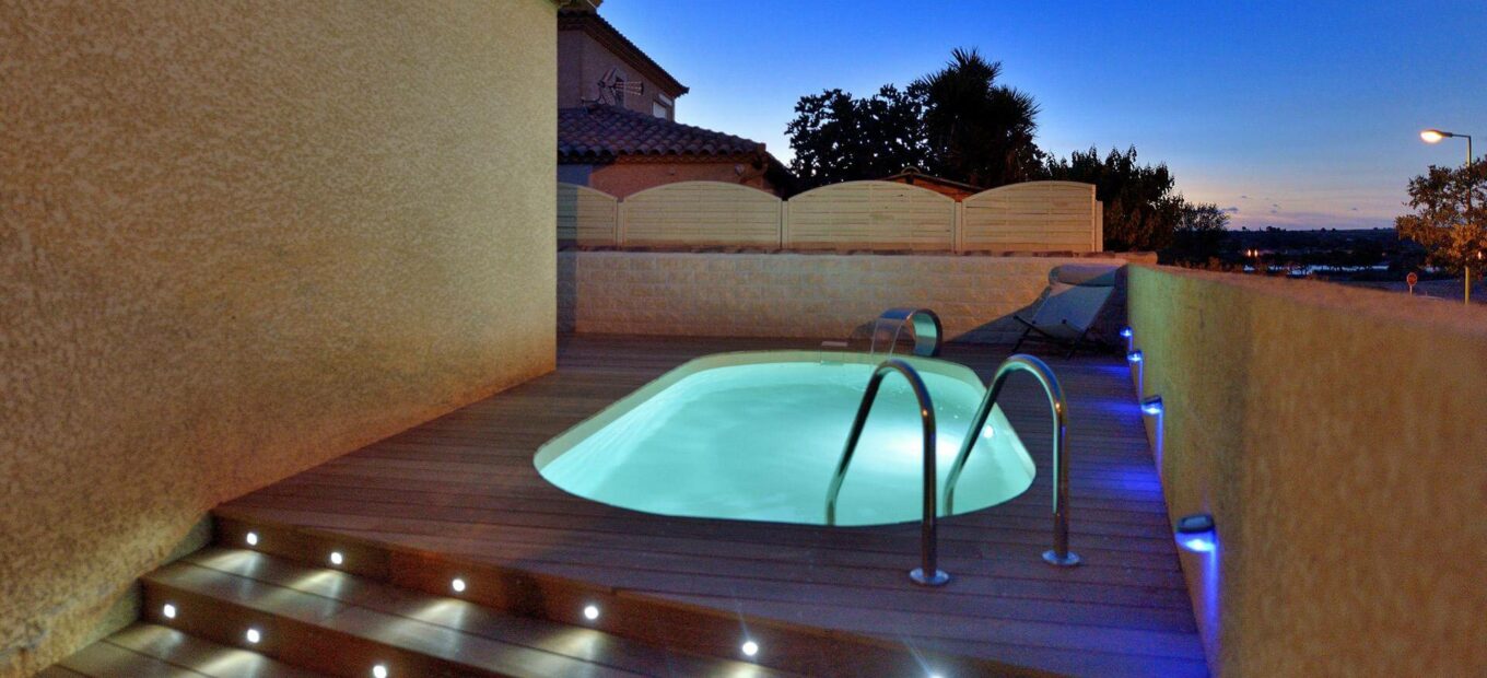instalar una piscina pequeña con iluminación led
