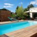 instalar una piscina rectangular con tarimas de madera