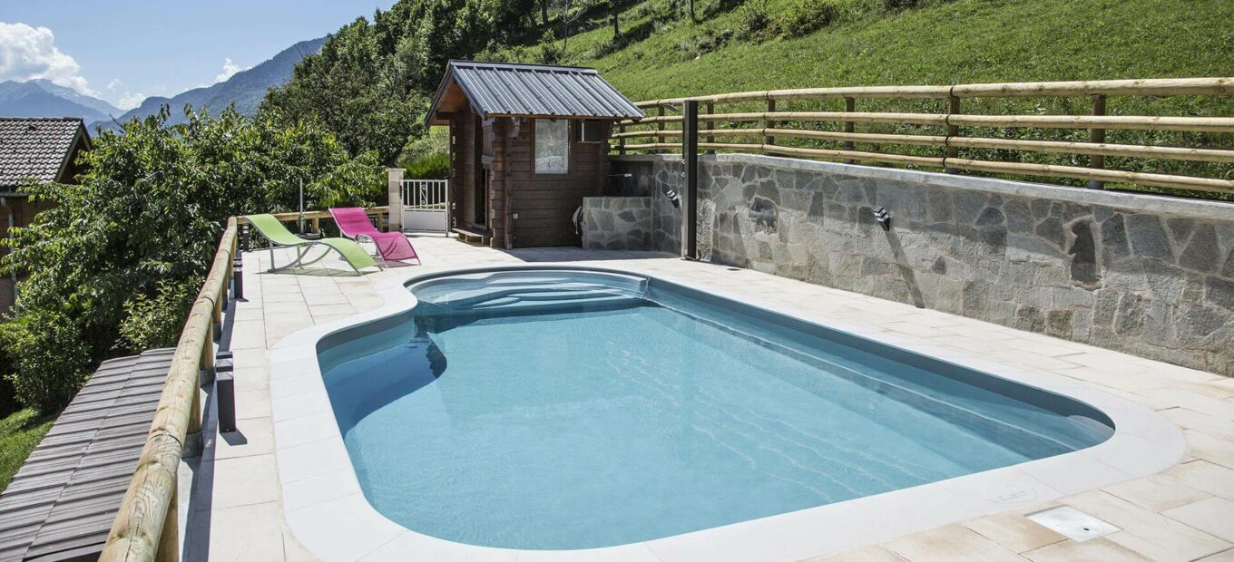 installatie van een zwembad in de bergen op een verhoogd terras