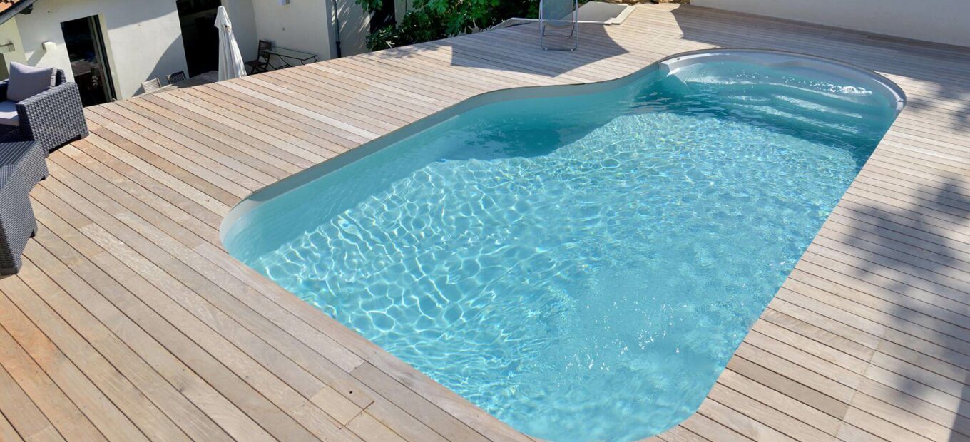 installatie van een zwembad op een verhoogd terras