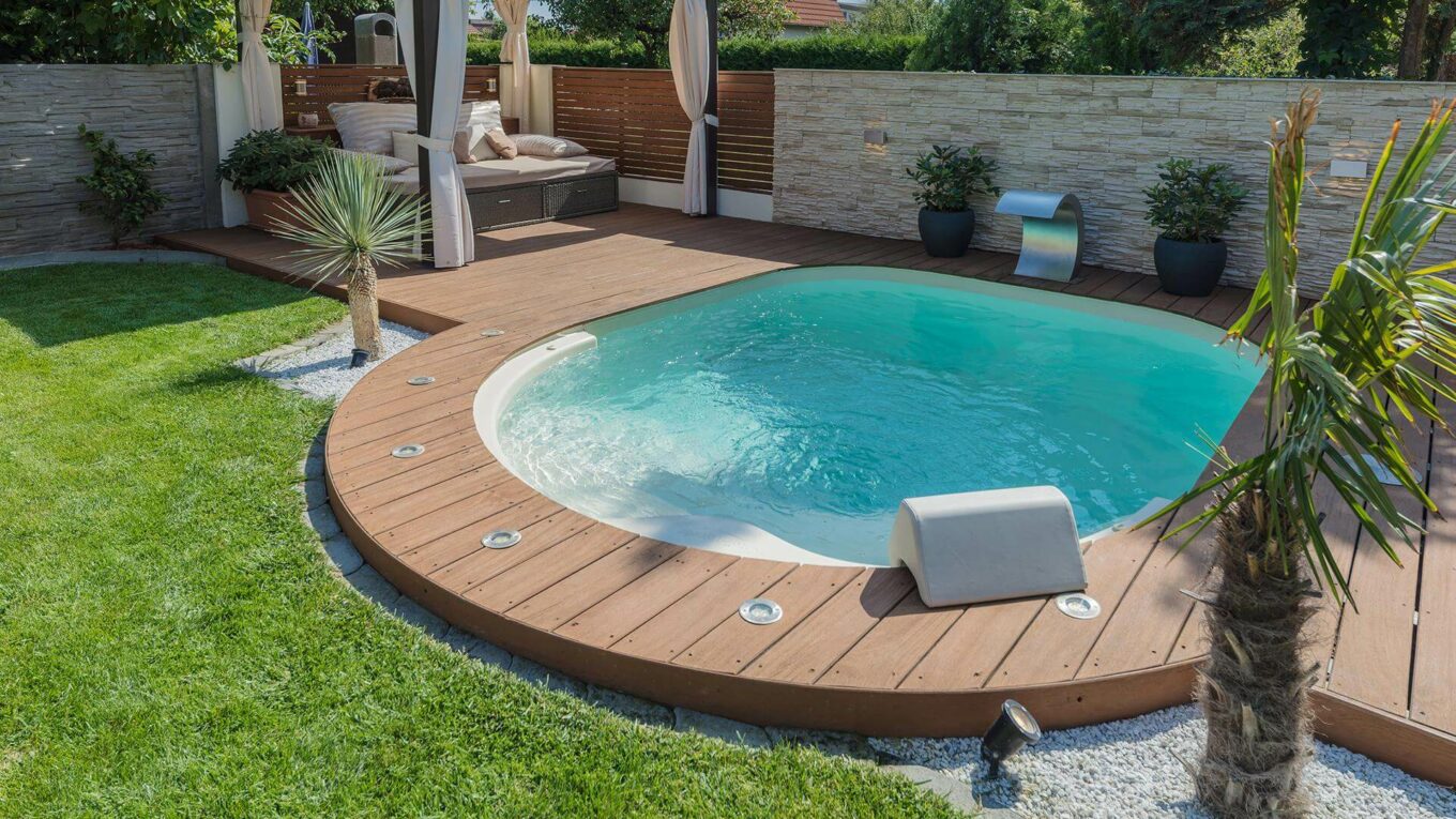 Mini piscina Lola in un giardino con pedana in legno