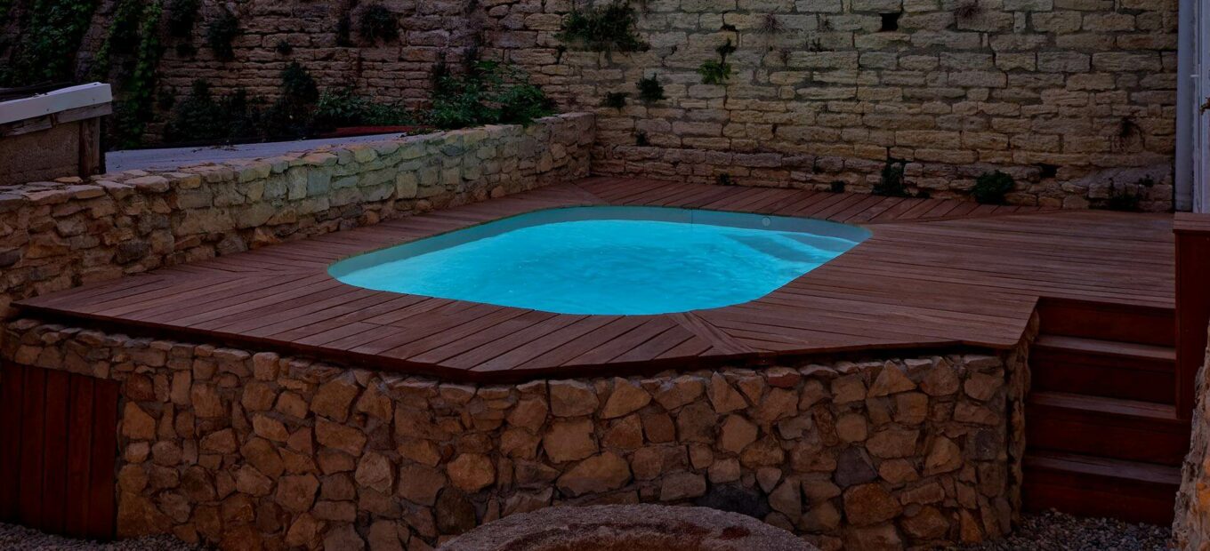 mini piscina rialzata Sara con area a bordo vasca in legno di notte
