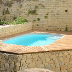 Mini piscina Sara su pedana rialzata in legno