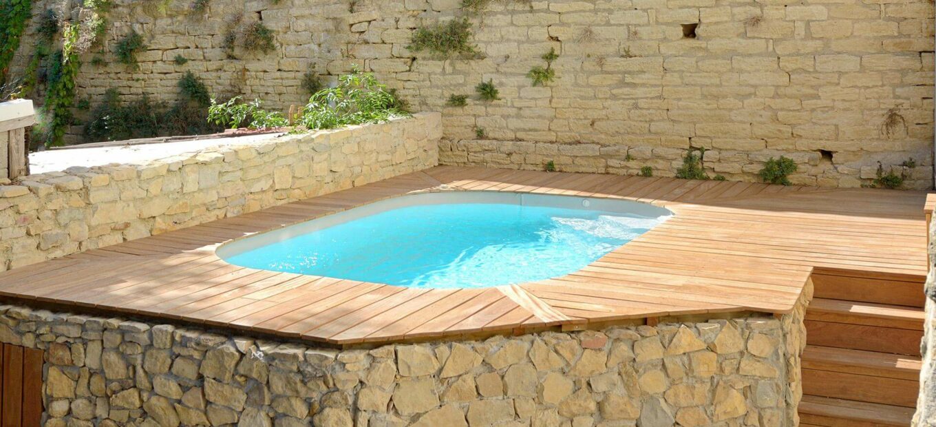 Minizwembad Sara op een verhoogd houten dek