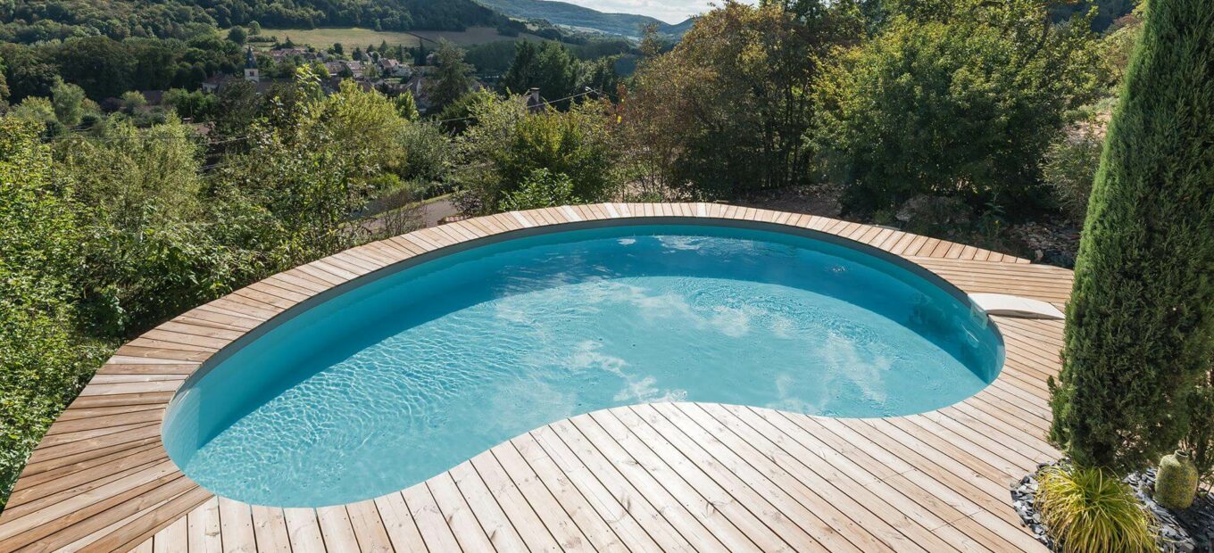 Nierenförmiger Pool Céline mit schöner Aussicht