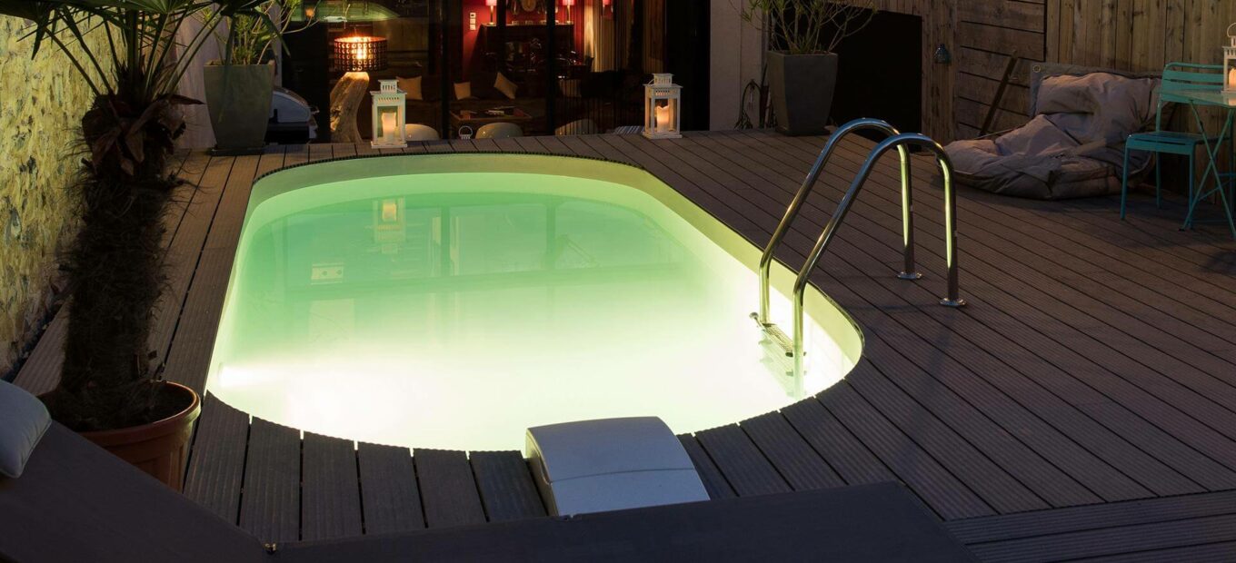 Ovaler-Pool-Olivia-bei-Nacht-mit-integrierter-Beleuchtung.jpg