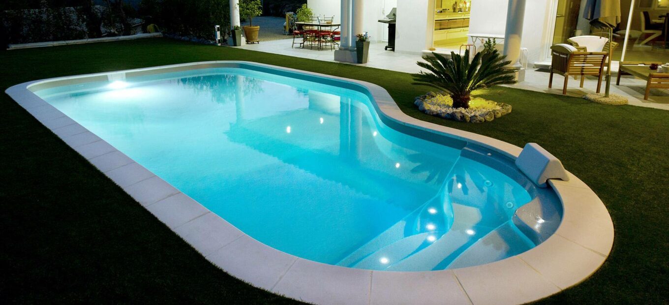 Piscina a forma libera con illuminazione notturna