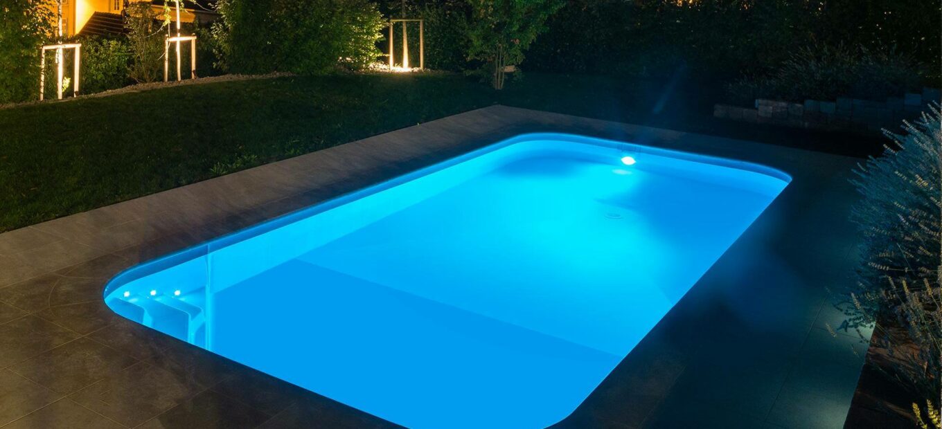 piscina de acero rectangular grande con escalera de ángulo