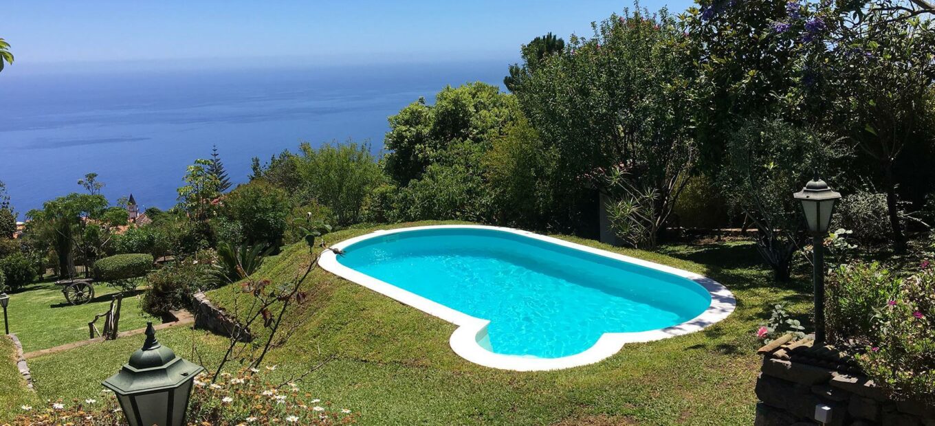 piscina elevada con vistas al mar